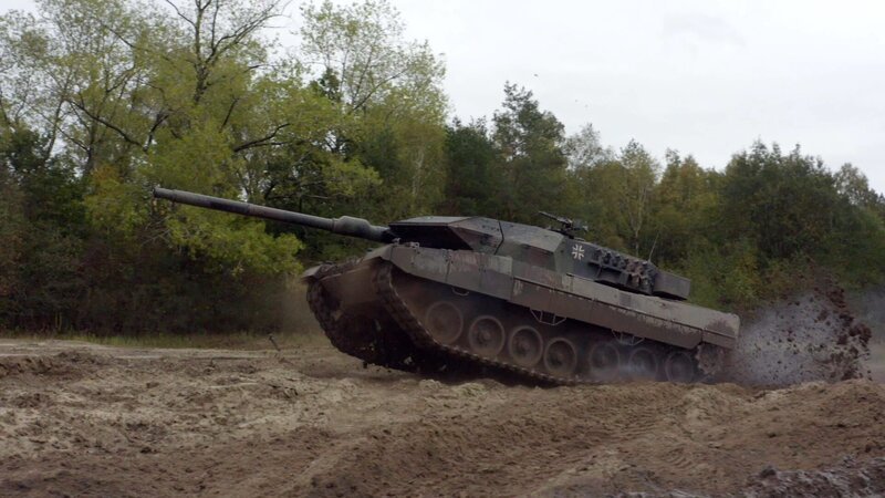 Der „Leopard 2“ ist ein Panzer der deutschen Bundeswehr und wird seit 1979 produziert. – Bild: WeltN24 GmbH Der „Leopard 2“ ist ein Panzer der deutschen Bundeswehr und wird seit 1979 produziert. – Bild: WeltN24 GmbH