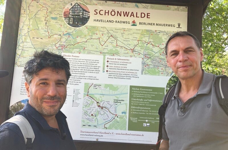 Raiko Thal pilgert zusammen mit seinem Hausarzt Ilker Aydin entlang der schönsten Strecken des Mauerwegs. Dabei kommen sie an der Strecke mit Menschen ins Gespräch, übernachten auch mal in der freien Natur und tauschen sich übers Gesundbleiben bzw. -werden aus. – Ilker Aydin und Raiko Thal auf dem Mauerweg bei Schönwalde.; rbb Fernsehen RAIKO LÄUFT RUND, „Gesund auf dem Mauerweg“, am Donnerstag (03.10.24) um 18:10 Uhr. Raiko Thal pilgert zusammen mit seinem Hausarzt Ilker Aydin entlang der schönsten Strecken des Mauerwegs. Dabei kommen sie an der Strecke mit Menschen ins Gespräch, übernachten auch mal in der freien Natur und tauschen sich übers Gesundbleiben bzw. -werden aus. – Ilker Aydin und Raiko Thal auf dem Mauerweg bei Schönwalde. © rbb/Ina Czyczykowski, honorarfrei – Verwendung gemäß der AGB im engen inhaltlichen, redaktionellen Zusammenhang mit genannter rbb-Sendung bei Nennung „Bild: rbb/Ina Czyczykowski“ (S2+). rbb Presse & Information, Masurenallee 8–14, 14057 Berlin, Tel: 030/97 99 3–12118 oder -12116, pressefoto@rbb-online.de – Bild: rbb/Ina Czyczykowski Raiko Thal pilgert zusammen mit seinem Hausarzt Ilker Aydin entlang der schönsten Strecken des Mauerwegs. Dabei kommen sie an der Strecke mit Menschen ins Gespräch, übernachten auch mal in der freien Natur und tauschen sich übers Gesundbleiben bzw. -werden aus. – Ilker Aydin und Raiko Thal auf dem Mauerweg bei Schönwalde.; rbb Fernsehen RAIKO LÄUFT RUND, „Gesund auf dem Mauerweg“, am Donnerstag (03.10.24) um 18:10 Uhr. Raiko Thal pilgert zusammen mit seinem Hausarzt Ilker Aydin entlang der schönsten Strecken des Mauerwegs. Dabei kommen sie an der Strecke mit Menschen ins Gespräch, übernachten auch mal in der freien Natur und tauschen sich übers Gesundbleiben bzw. -werden aus. – Ilker Aydin und Raiko Thal auf dem Mauerweg bei Schönwalde. © rbb/Ina Czyczykowski, honorarfrei – Verwendung gemäß der AGB im engen inhaltlichen, redaktionellen Zusammenhang mit genannter rbb-Sendung bei Nennung „Bild: rbb/Ina Czyczykowski“ (S2+). rbb Presse & Information, Masurenallee 8–14, 14057 Berlin, Tel: 030/97 99 3–12118 oder -12116, pressefoto@rbb-online.de – Bild: rbb/Ina Czyczykowski