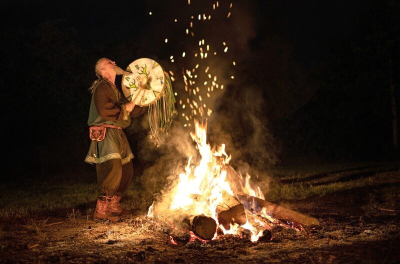Der Schamane Voenix beim rituellen Gesang – Bild: BR/MDR/Thomas Vömel/Thomas Vömel Der Schamane Voenix beim rituellen Gesang – Bild: BR/MDR/Thomas Vömel/Thomas Vömel