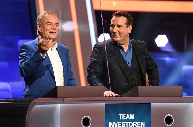 Die Kandidaten des Teams „Investoren“: Georg Kofler (l.) und Ralf Dümmel (r.), beide Unternehmer. – Bild: ARD/​Uwe Ernst