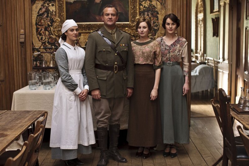 Jessica Brown Findlay (Lady Sybil Crawley), Hugh Bonneville (Robert Crawley, Conte di Grantham), Laura Carmichael (Lady Edith Crawley), Michelle Dockery (Lady Mary Crawley) – Bild: NBC Universal