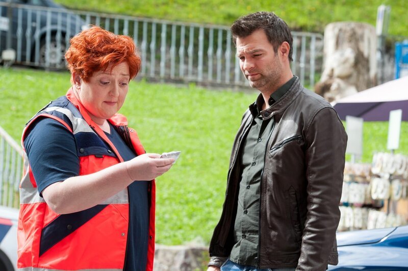 Gerichtsmedizinerin Stefanie Löcker (Veronika Polly, l.) schaut auf den Ausweis des Mordopfers, den ihr Lukas Roither (Jakob Seeböck, r.) gegeben hat. Sie kennt den Toten. – Bild: Verwendung honorarfrei zur Programmberichterstattung bzw. für die redaktionelle Berichterstattung in Zusammenhang mit oben genannter Sendung, Veranstaltung etc. Bei Veröffentlichung ist in jedem Fall der angeführte Fotocredit wiederzugeben. Für andere