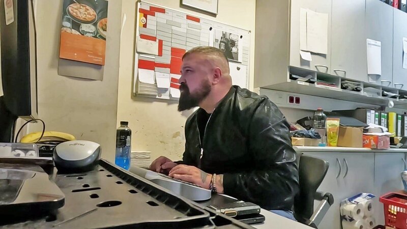 Ibo von der Security wird ausgerechnet während seiner Pause von einem Diebstahl überrascht und muss die Verfolgungsjagd aufnehmen. – Bild: RTLZWEI