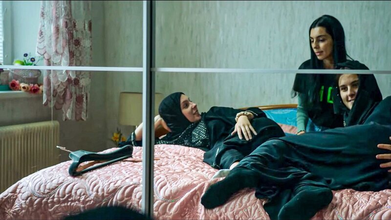 Maya Wopienka (Natalie), Melina Benii (Yesmin), Law Wallner (Bella). – Bild: ORF/Ulrich Seidl Filmproduktion Maya Wopienka (Natalie), Melina Benii (Yesmin), Law Wallner (Bella). – Bild: ORF/Ulrich Seidl Filmproduktion