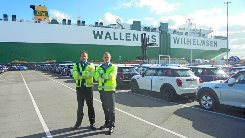 Vom Hafen von Hull aus wird eine historische Lokomotive auf einer Personenfähre zuerst nach Rotterdam und von dort aus weiter nach Budapest transportiert. – Bild: Discovery Communications LLC