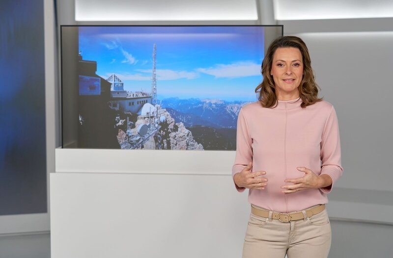 Dank künstlicher Intelligenz könnten Wetterprognosen bald schneller und präziser werden. Wie gut die KI bei Extremwetterlagen ist und warum man tatsächlich auch noch „echte“ Meteorologen benötigt, erklärt Anja Reschke in „Wissen vor acht – Zukunft“. – Bild: ARD/​Michael Boehme