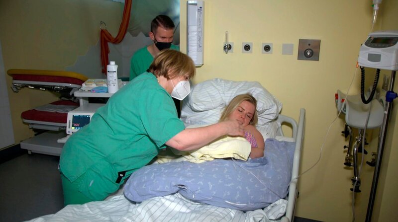  Hebamme mit Herz mit junger Mutter und Baby – Bild: MDR