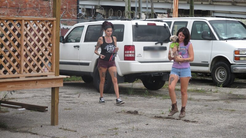 Lizzy and Tania approach the trailer with Hilda. – Bild: Discovery Communications