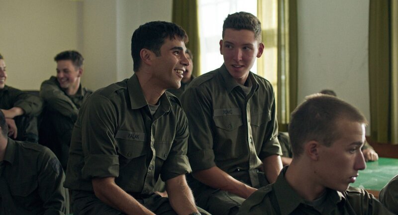 Mitte, v.li.: Mario Falak (Luka Dimić), Tomic (Thomas Momcinovic). – Bild: ORF/​Golden Girls Film
