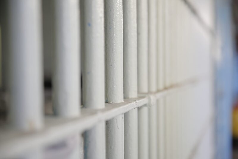 Im „Pretrial Detention Center“ werden Häftlinge in Untersuchungshaft untergebracht. – Bild: 5+