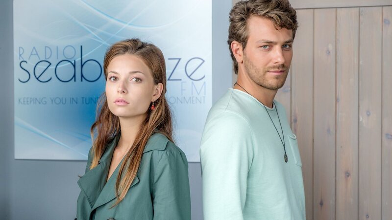 Lena Meckel als Iris und Frederik Götz als Patrick in „Rosamunde Pilcher: Das Vermächtnis unseres Vaters“. – Bild: Jon Ailes /​ ORF /​ ZDF
