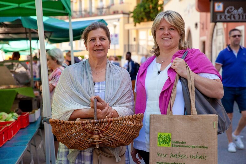Köchin Sabine Waibl (r.) – Bild: ServusTV / Degn Film Köchin Sabine Waibl (r.) – Bild: ServusTV / Degn Film
