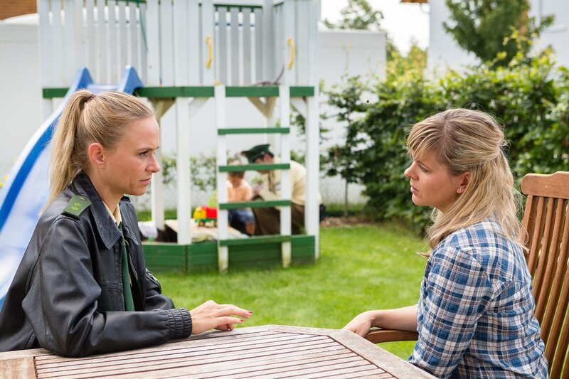 v.li.: Sonja Wirth (Annett Fleischer) und Katharina Böttcher (Christiane Bärwald) – Bild: Leonine/​Arvid Uhlig