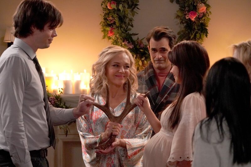 L-R: Dylan Marshall (Reid Ewing), Farrah (Rachel Bay Jones), Phil Dunphy (Ty Burrell), Haley Dunphy (Sarah Hyland) – Bild: Comedy Central