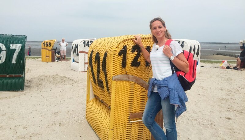 Moderatorin Tamina Kallert geht auf Entdeckungstour durch Ostfriesland. – Bild: WDR/​Dieter Schug