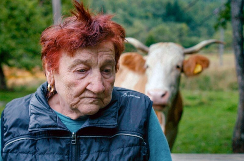 Fast alle Häuser in Geamăna sind versunken und ihre Bewohner geflohen. Doch eine ältere Frau harrt noch aus: Valeria Prata lebt in einem der letzten Häuser, die von Geamăna noch übrig geblieben sind. – Bild: Matthäus Wörle Fast alle Häuser in Geamăna sind versunken und ihre Bewohner geflohen. Doch eine ältere Frau harrt noch aus: Valeria Prata lebt in einem der letzten Häuser, die von Geamăna noch übrig geblieben sind. – Bild: Matthäus Wörle