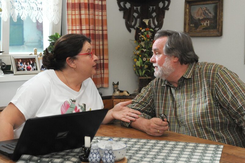 Monika (Christine Reimer) erklärt Staldbauer (Andreas Geis), dass der Witz, den er ihr erzählt hat, verletzend war. – Bild: Marco Orlando Pichler /​ BR