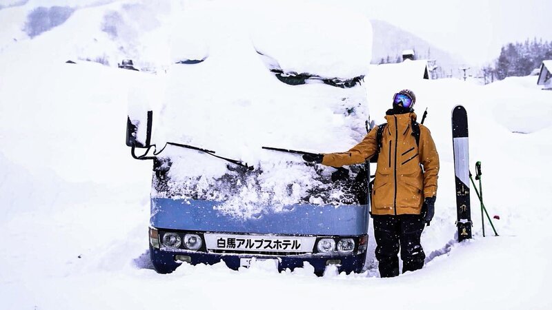 A truck covered in snow. – Bild: Bergblick
