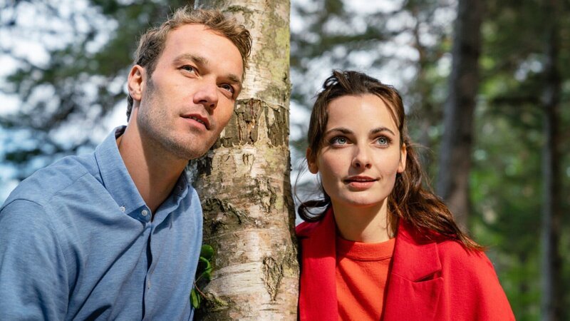 Zwei kommen sich näher: Max Woelky als Steffen, Paula Schramm als Jette – Bild: SRF/​ZDF/​Arvid Uhlig