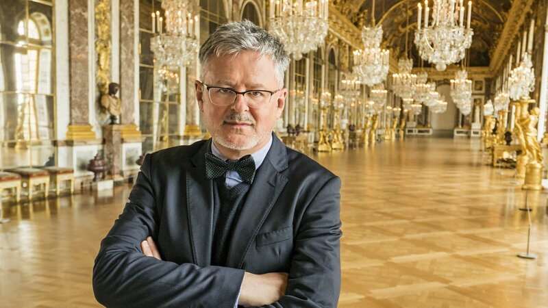 Sir Christopher Clark im Spiegelsaal von Schloss Versailles. – Bild: Alexander Hein
