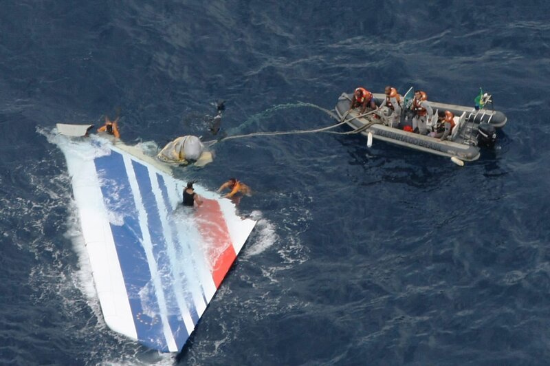 BRAZIL – Handout image released on June 7, 2009 by the Brazilian Air Force (FAB) shows crew members preparing to tow a part of the wreckage of an Air Bus A330⁠–⁠200 jetliner which crashed in the Atlantic Ocean with 228 people on board in a flight from Rio de Janeiro to Paris. – Bild: Copyright © The National Geographic Channel.