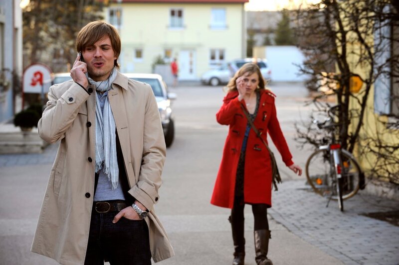 Caro will Simon davon abhalten, das Angebot der Kirchleitner-Brauerei anzunehmen. Von links: Simon Wegner (Rhon Diels) und Caroline Ertl (Teresa Rizos). – Bild: Marco Orlando Pichler /​ BR