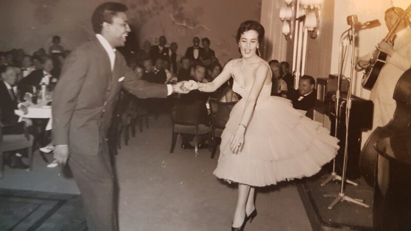 Der 20-jährige Roberto Blanco genießt 1957 das gesellschaftliche Leben in den Konzerthallen und Musik-Klubs der Stadt Wiesbaden. – Bild: Privatfoto Blanco /​ ZDF