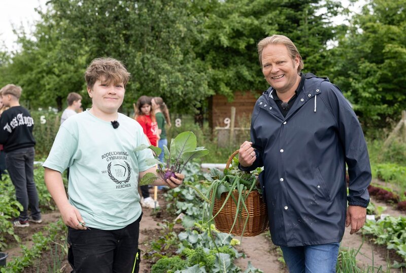 Kohldampf mit Schulgärtner Daniel (li.) und Spitzenkoch Björn Freitag. – Bild: WDR/​solis TV/​Melanie Grande