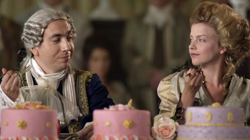 König Ludwig XVI. und Marie Antoinette leben fern vom Volk in Versailles. – Bild: PHOENIX/​ZDF/​Krasena Angelova