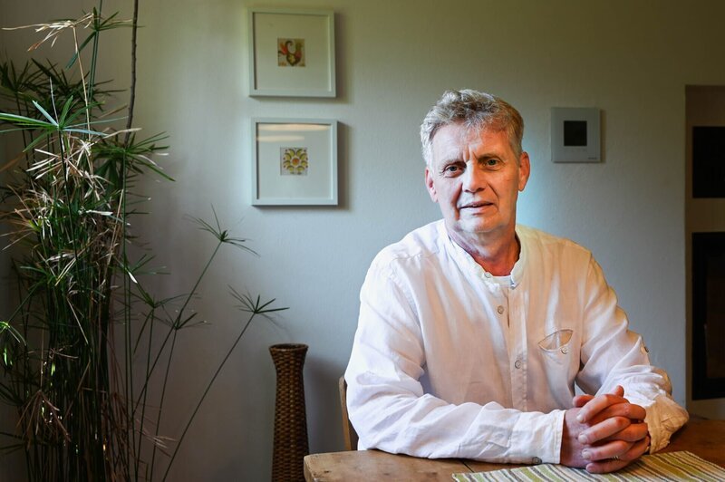 Heinz an seinem Küchentisch. – Bild: Tabea Hofmann /​ BR