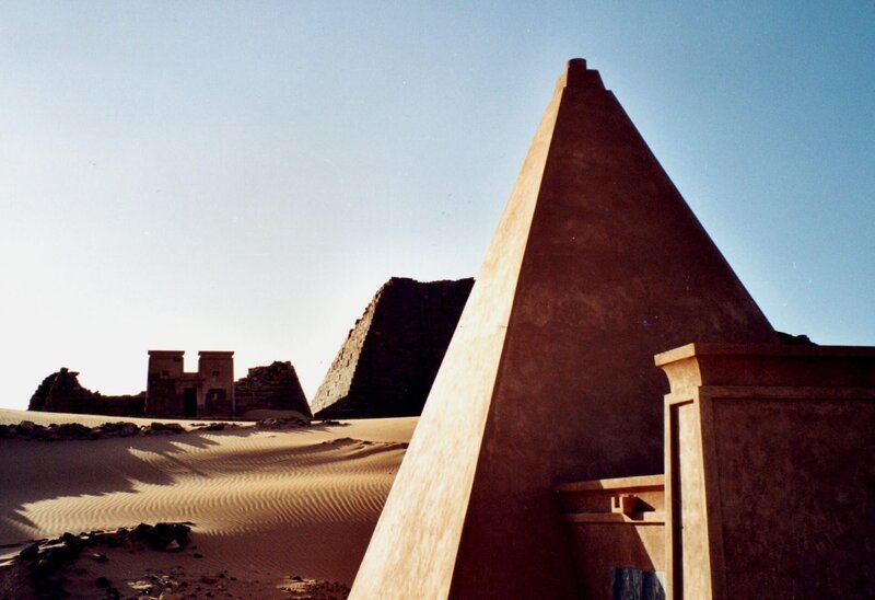 Die Pyramiden von Meroe, die Begräbinsstätten der „Schwarzen Königinnen“. – Bild: ZDF/NDR/artdocu/Dethlev Cordts/Nicola v. Oppel Die Pyramiden von Meroe, die Begräbinsstätten der „Schwarzen Königinnen“. – Bild: ZDF/NDR/artdocu/Dethlev Cordts/Nicola v. Oppel