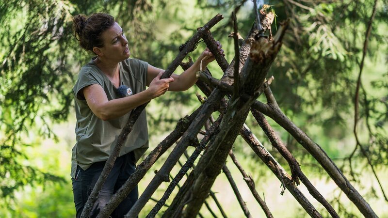 Livia Rupf beim Bau einer Notunterkunft in einem Wald in der Nähe von Saignelégier im Kanton Jura. – Bild: SRF