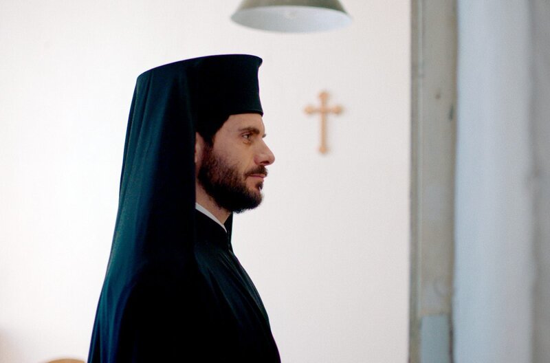 Sophronius (Manos Gavras) ist Schatzmeister der griechisch-orthodoxen Gemeinde in Jerusalem – und hat ein Geheimnis. – Bild: ZDF /​ Abot Hameiri/​Tobias Hochstein