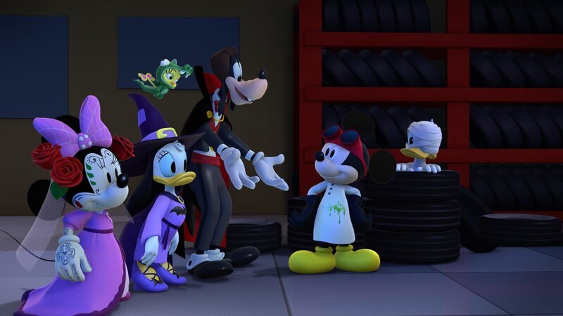 „Disneys Micky und die flinken Flitzer“, Bunt, verspielt und autoverliebt: In Mickys Werkstatt in Hotdoghausen wird so lange herumgeschraubt, bis die schrägsten Träume auf vier Rädern wahr geworden sind. Dann aber heißt es Gas geben. Denn rund um den Erdball warten die fantastischsten Wettrennen auf Micky, Donald, Goofy, Pluto, Minnie und Daisy. – Bild: Disney Junior