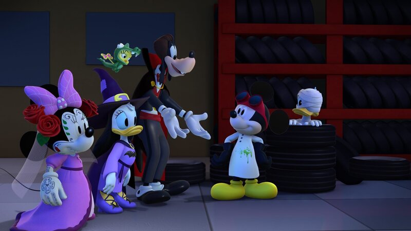 „Disneys Micky und die flinken Flitzer“, Bunt, verspielt und autoverliebt: In Mickys Werkstatt in Hotdoghausen wird so lange herumgeschraubt, bis die schrägsten Träume auf vier Rädern wahr geworden sind. Dann aber heißt es Gas geben. Denn rund um den Erdball warten die fantastischsten Wettrennen auf Micky, Donald, Goofy, Pluto, Minnie und Daisy. – Bild: Disney Junior