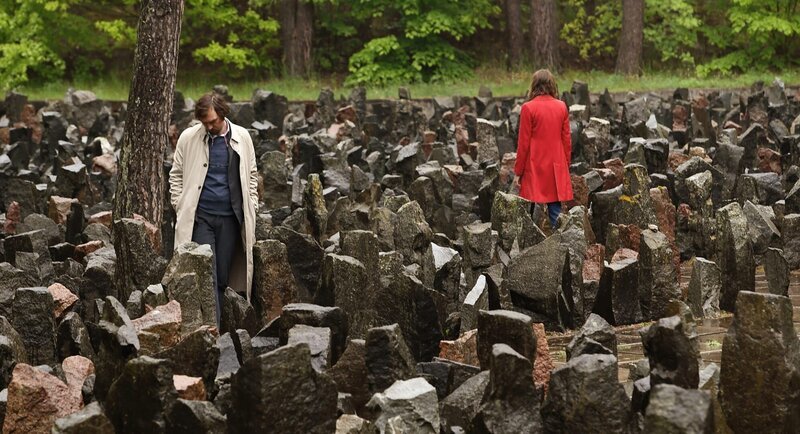Toto (Lars Eidinger) und Zazie (Adèle Haenel) besuchen in Riga die Holocaust‐Gedenkstätte Bikernieki. – Bild: ORF Toto (Lars Eidinger) und Zazie (Adèle Haenel) besuchen in Riga die Holocaust‐Gedenkstätte Bikernieki. – Bild: ORF