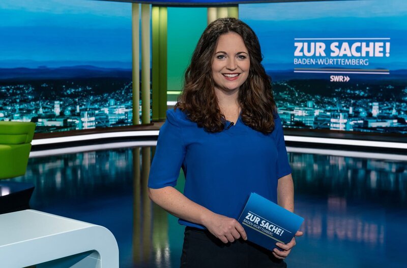 SWR ZUR SACHE! BADEN-WÜRTTEMBERG, Das Politikmagazin fürs Land, jew. donnerstags um 20:15 Uhr im SWR. Moderatorin Alexandra Gondorf in der Mainstage. – Bild: SWR/​Patricia Neligan