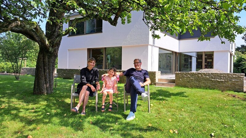 Bauherrenfamilie nach Einzug – Bild: Birgit Eckelt /​ BR