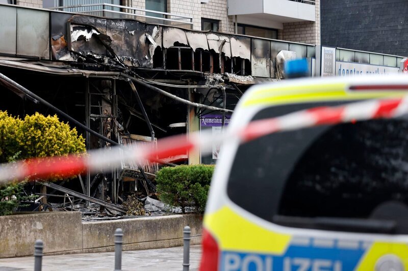 Kölns Explosions-Serie hält an: In der Nacht detonierte ein Sprengsatz vor einem Cafe in Köln Pesch. Das Ladenlokal brannte vollständig aus. Ein Großaufgebot von Feuerwehr und Polizei ist vor Ort – Ermittler sichern Spuren. Hintergrund könnte ein Konflikt der Mocro-Mafia um verschwundene Drogen sein. – Bild: Christoph Hardt /​ picture alliance /​ Panama Pictures