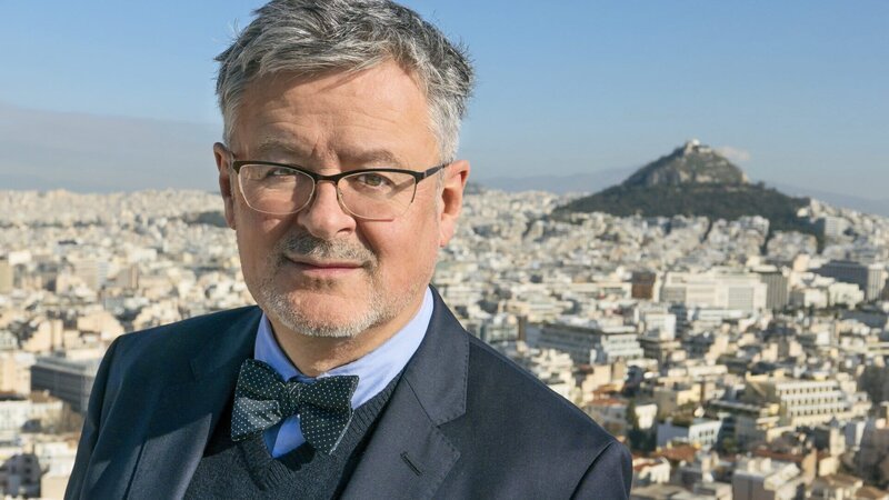 Sir Christopher Clark vor der Athener Akropolis. – Bild: Alexander Hein