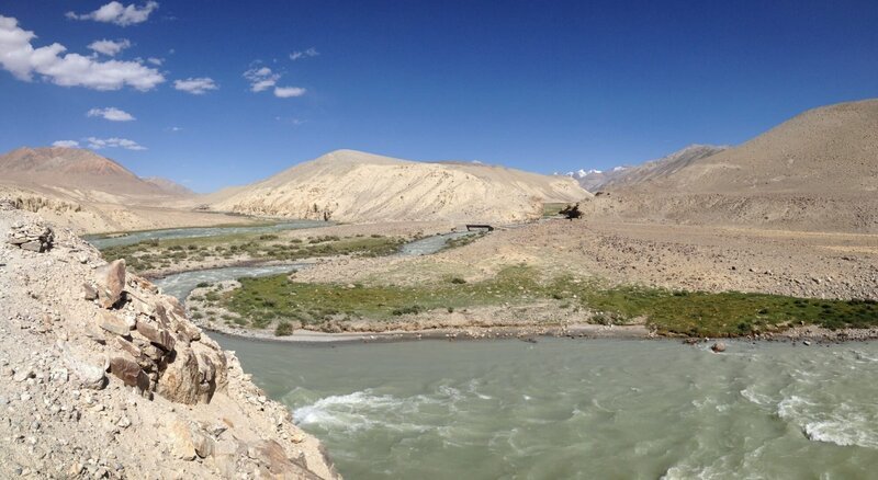 Der Pandsch trennt Tadschikistan links von Afghanistan rechts. – Bild: BR/​MDR