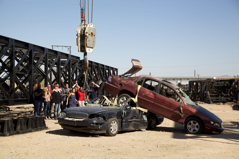 Las Vegas, US: Having tested the stenght of ‚hook and loop‘ with 10 people, Tim now wants to upscale the whole operation. Will it take the combined weight of these two cars? – Bild: National Geographic Channels