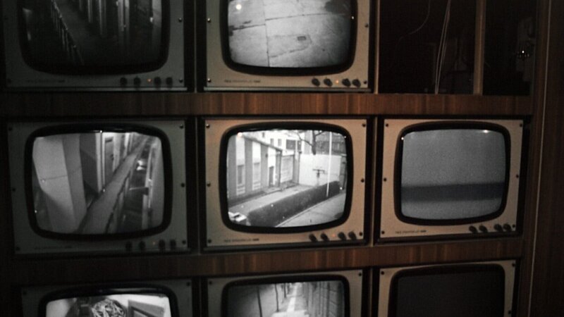 SRF school DDR in 10 Minuten – «VEB Horch und Guck» Folge 6 Überwachungsbilder auf Fernsehapparaten – Bild: SRF/​PROGRESS.film