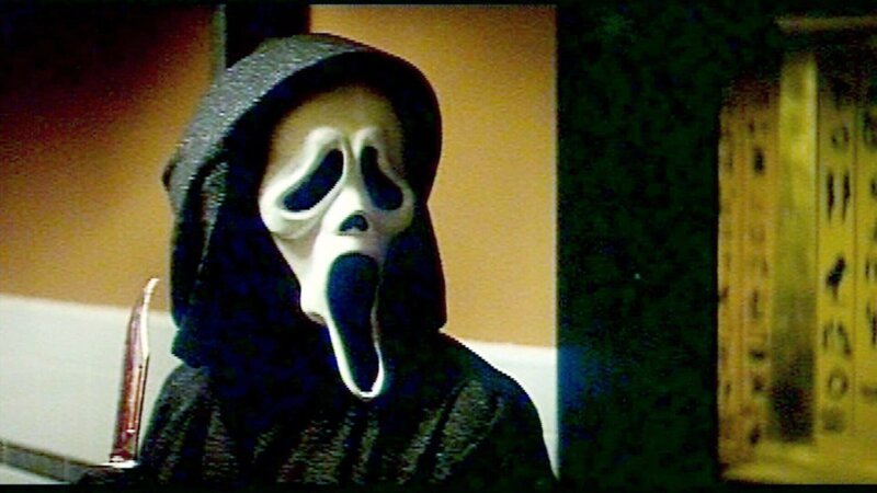 Der grauenhafte Mörder mit der Maske sucht sein nächstes Opfer! – Bild: RTL II