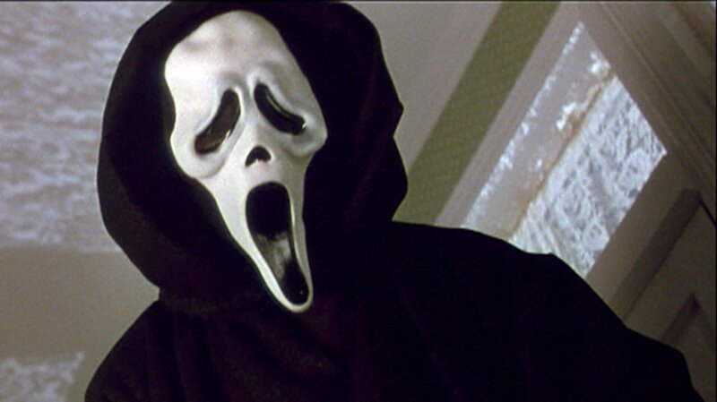 Ein Killer terrorisiert die kalifornische Kleinstadt Woodsboro. Mit einem Sensemann-Kostüm maskiert, hat er es auf die Schülerinnen der Highschool von Santa Rosa abgesehen. – Bild: c/RTL II Ein Killer terrorisiert die kalifornische Kleinstadt Woodsboro. Mit einem Sensemann-Kostüm maskiert, hat er es auf die Schülerinnen der Highschool von Santa Rosa abgesehen. – Bild: c/RTL II