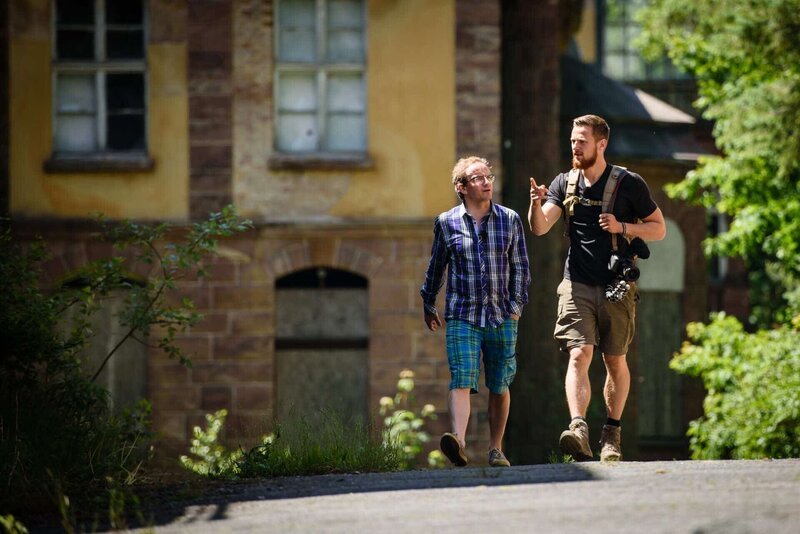 BAD BERKA, GERMANY – JUNE 07: Wigald Boning (L) and Friedrich ‚Fritz‘ Meinecke on the set during the shooting for the new local production ‚Wigald & Fritz – Die Geschichtsjaeger‘ by the German TV channel HISTORY. – Bild: Getty Images /​ Clemens Bilan