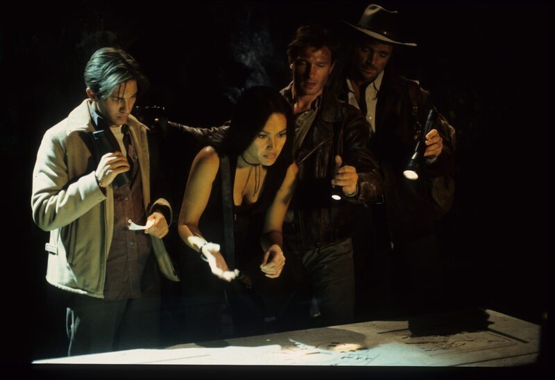 Nigel Bailey (Christen Anholt), Sydney Fox (Tia Carrere). – Bild: AXN