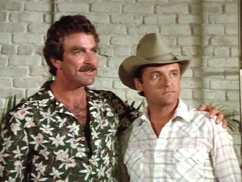 Cowboy Billy Joe Bob (James Whitmore, jr.) bittet Thomas Magnum (Tom Selleck) bei der Suche nach seiner verschwundenen Schwester um Hilfe. – Bild: RTS 1