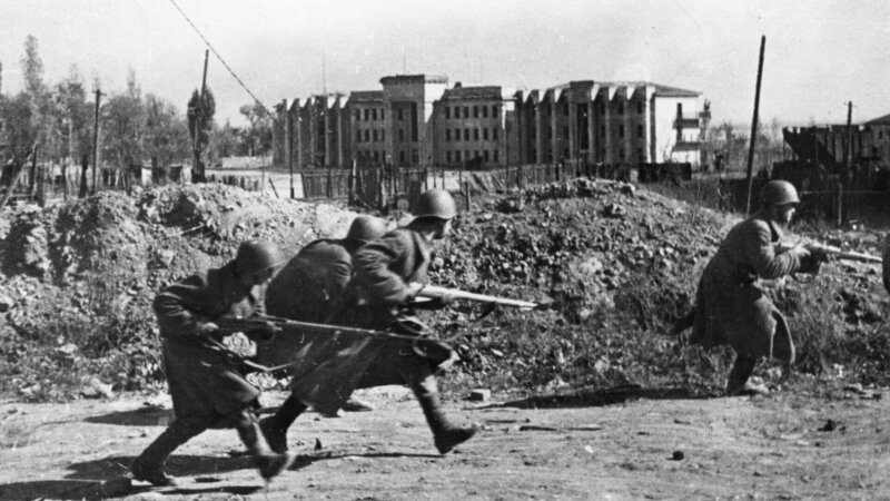 Was vor 80 Jahren mit der Kapitulation der 6. Armee endete, war einer der großen Wendepunkte des Zweiten Weltkrieges. Die langen Schatten der Schlacht von Stalingrad reichen bis in die Gegenwart. „ZDF-History“ geht auf Spurensuche. – Bild: PhotoQuest/​Getty Images