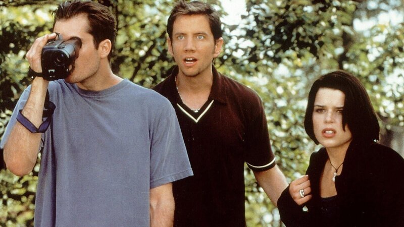 Derek (Jerry O’Connell) macht sich Sorgen um Sidney (Neve Campbell), die wieder von dem wahnsinnigen Serienkiller verfolgt wird. – Bild: c/​RTL II